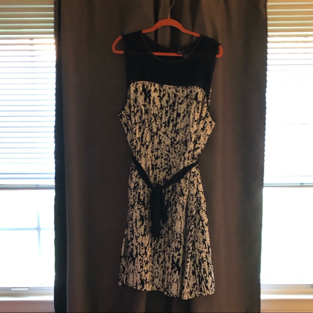 Sleeveless black/white dress